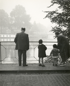 605204 Afbeelding van een man en een vrouw met twee kinderen op de vaste brug in de Kanaalweg over de Leidsche Rijn te ...